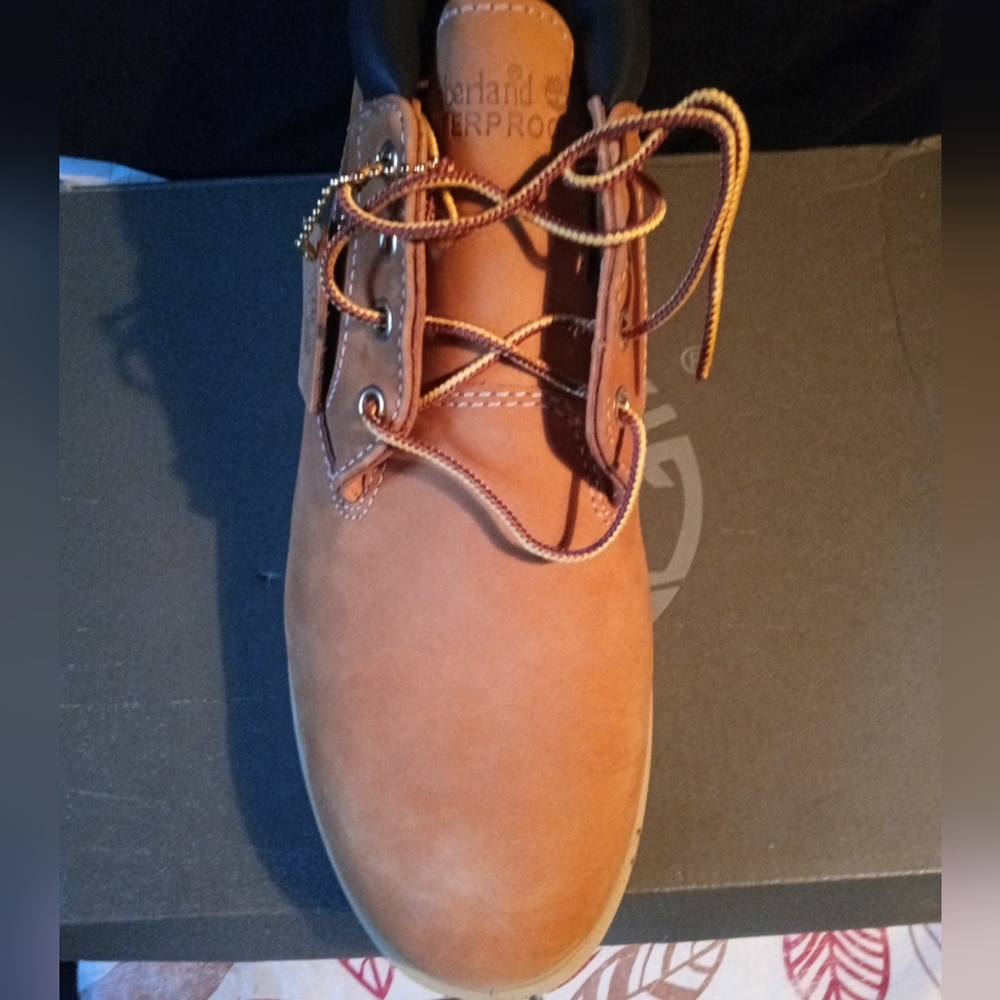 6 Inch Timberland Size 9 - Picture 2 of 3